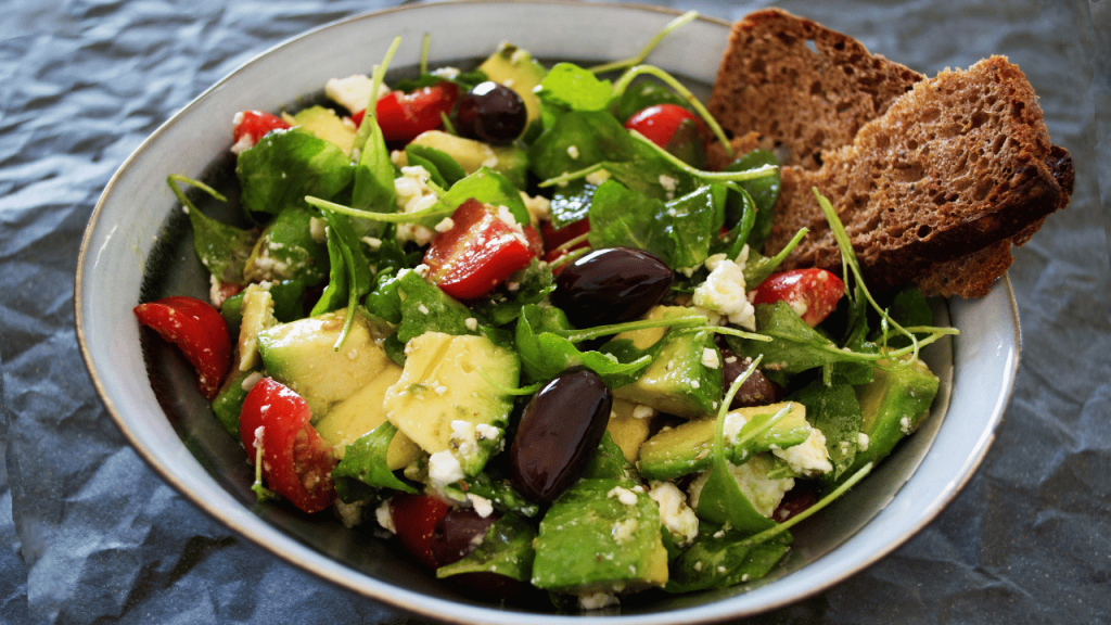 Vegetable breakfast with wholegrain bread