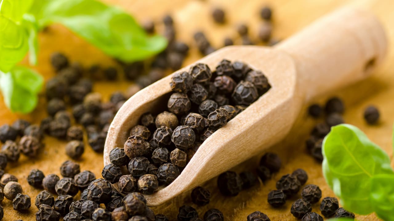 black pepper peppercorns